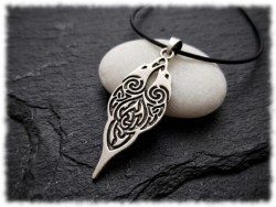 Cordon noir et pendentif argenté corbeaux : laissez ces messagers ailés guider votre intuition.