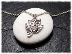 Pendentif chouette néopaïenne, bijou d'autel portatif représentant la vision nocturne et les secrets de la sorcellerie.