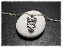 Collier chaîne et pendentif argenté chouette parfait pour symboliser la quête de savoir dans l’Antiquité.