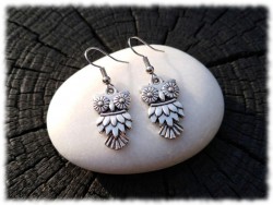 Boucles d'oreilles crochets chouette, bijou miniature d'oiseau nocturne pour une collection d'objets insolites.