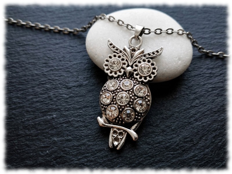 Collier sautoir et pedentif argenté hibou gothique évoquant les créatures de la nuit avec de brillantes étoiles.