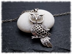Collier hibou majestueux des ombres, pendentif imposant en métal argenté pour une allure gothique affirmée et chic.
