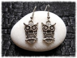 Boucles d'oreilles hibou guide spirituel, bijou talismanique pour renforcer sa confiance en soi et son instinct protecteur.