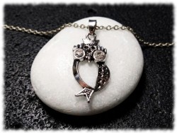 Pendentif chouette argentée et élégante, bijou de créateur pour explorer la beauté des créatures de la nuit sombre.