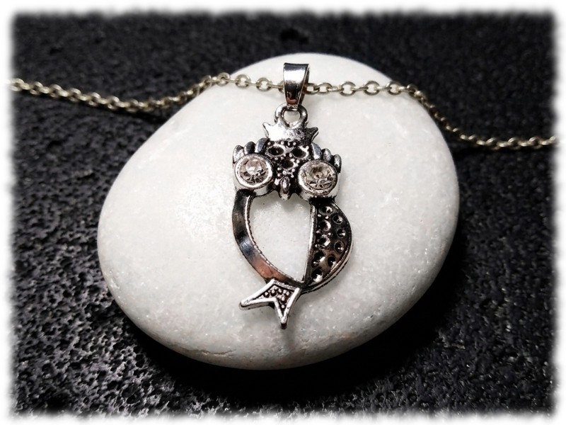 Collier chaîne et pendentif chouette argentée parfait pour un style gothique très féminin et discret.