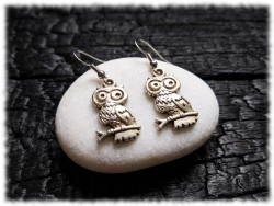 Des boucles d’oreilles argentées avec pendentifs chouettes pour celles que la nuit et les étoiles inspirent.