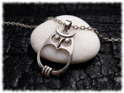 Collier hibou au regard sérieux, bijou de caractère pour cultiver la sagesse intérieure et le discernement au quotidien.