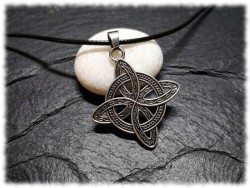 Le Nœud de Sorcière : l'amulette ultime pour repousser les mauvaises intentions, un bijou de protection psychique.