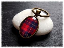 Porte-clés tartan Wallace sous verre : la profondeur des couleurs sublimée par un cabochon poli, par La Blanche Hermine.