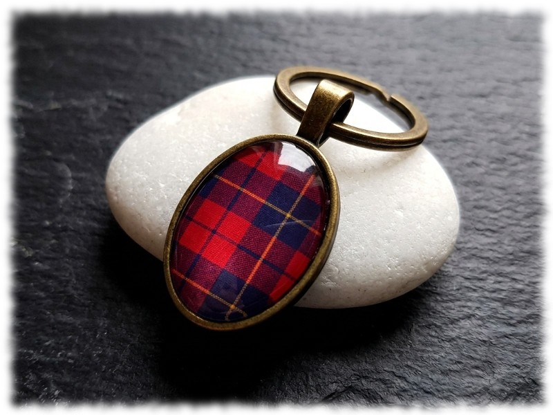 Porte-clés bronze tartan Wallace scellé sous verre : une fabrication française pour un hommage vibrant au patrimoine des Highlands.