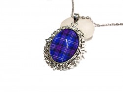 Pendentif tartan Heritage of Scotland scellé sous verre : la clarté du dôme révèle la profondeur du tissage.
