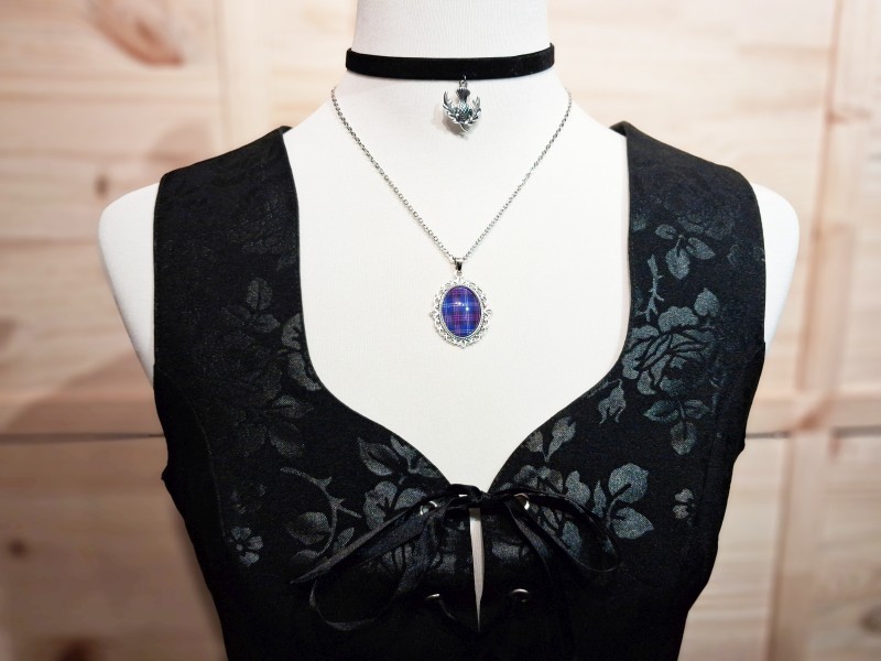 Collier et pendentif argenté tartan Heritage of Scotland dans un style gothique-chic : l'élégance d'une nation réunie sous un cabochon de verre.