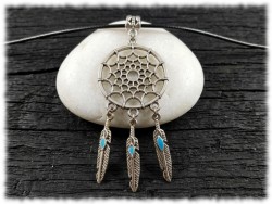 Sublimez votre robe d'été avec ce bijou attrape-rêve bohème. Un bijou ethnique qui invite au voyage et à la légèreté.