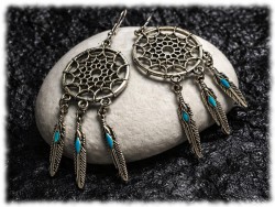 Des boucles d'oreilles attrape-rêves pour un effet gypsy captivant. Laissez le mouvement des plumes sublimer vos mouvements.
