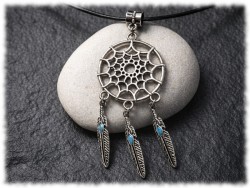 Chassez les ombres du quotidien grâce à ce pendentif attrape-rêve protecteur pour harmoniser votre sphère énergétique.