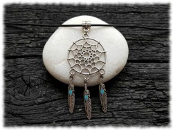 Ce collier attrape-rêve est un gardien spirituel. Ressentez son ancrage bénéfique tout au long de la journée.