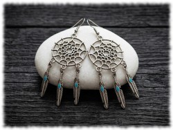 Boucles d'oreilles métal argenté, pendentifs Attrape-rêves organique avec plumes mobiles, bijoux ethnique chic