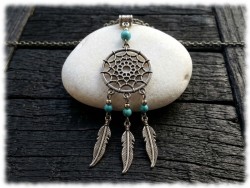 Voyagez l'esprit léger. Ce collier amulette en howlite turquoise protège les nomades des mauvaises ondes extérieures.