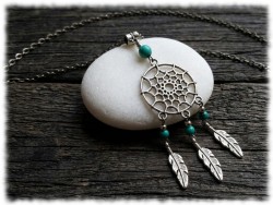 Équilibrez vos émotions grâce à ce collier attrape-rêve et ses perles de howlite turquoise pour lithothérapie.