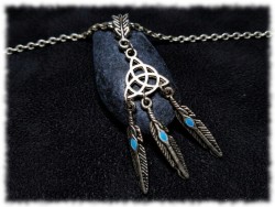 Ce pendentif attrape-rêve et sa triquètre sacrée repoussent les ombres. Un bijou païen Wiccan incontournable à adopter.