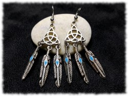 Des boucles d'oreilles celtiques ornées du nœud de la trinité pour filtrer vos nuits avec une élégance mystique.