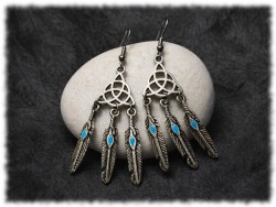 Des boucles d'oreilles triquètre wiccan et attrape-rêves unissent protection et éternité dans un design envoûtant.