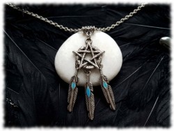 Idéal pour vos rituels de pleine lune, ce pendentif argenté attrape-rêve pentagramme canalise les forces de la nature.