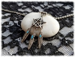 Ce collier ésotérique associe les plumes au pentacle sacré : un outil d'intention magique puissant à adopter ce soir.