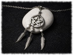 Ce pendentif attrape-rêves s'allie dans une amulette aux vertus de la howlite naturelle et au symbole du pentagramme.