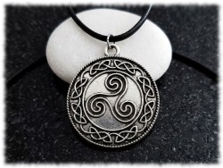 Collier cordon noir pendentif Triskell avec entrelacs, bijoux celtiques