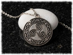 Collier petite chaîne argentée pendentif Triskell avec entrelacs, bijoux celtiques