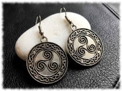 Boucles d'oreilles wicca triskell et entrelacs : symbole ésotérique incontournable pour éveiller la magie qui réside en vous.