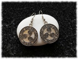 Boucles d'oreilles triskell et entrelacs aux spirales végétales : un hommage discret et raffiné à la beauté du monde vivant.