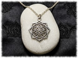 Collier petite chaîne, pendentif Fleur de vie avec pétales, métal argenté, bijoux spiritualité
