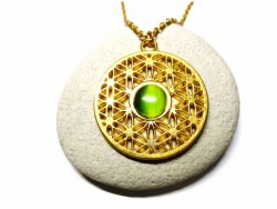 Invoquez la puissance du cosmos : ce pendentif fleur de vie argenté devient un outil d'intention magique.