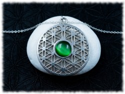Collier petite chaîne, pendentif Fleur de vie verte, métal argenté, bijoux spiritualité et 4ème chakra