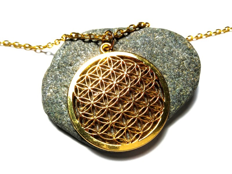 Arborer la fleur de vie en pendentif, c'est choisir le luxe conscient d'un bijou géométrique raffiné qui élève votre allure.