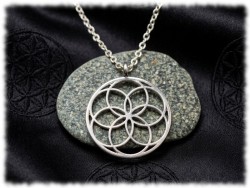 Pendentif argenté graine de vie avec sa chaîne, un talisman original comme cadeau pour femme