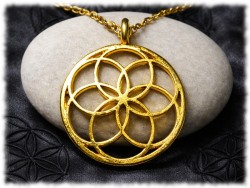 Pendentif doré graine de vie avec sa chaîne, une amulette originale comme cadeau pour femme