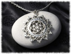 Collier petite chaîne, pendentif graine de vie orientale, métal argenté, bijou spiritualité