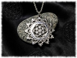 Pendentif argenté graine de vie avec sa chaîne, un talisman bohème et ethnique chic