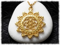 Pendentif doré graine de vie avec sa chaîne, une amulette bohème et ethnique chic