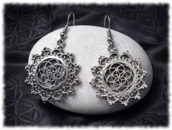Boucles d'oreilles argentées, pendentifs Graine de vie orientale, bijou géométrie sacrée et ethnique chic