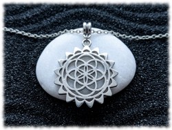 Collier petite chaîne, pendentif graine de vie rayonnante, métal argenté, bijou géométrie sacrée et bohème chic