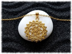Collier petite chaîne, pendentif graine de vie rayonnante, métal doré, bijou géométrie sacrée et bohème chic