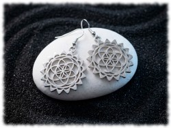 Boucles d'oreilles argentées, pendentifs Graine de vie rayonnante sur crochets, bijou spiritualité pour femme bohème