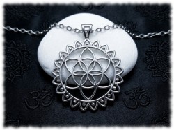 Pendentif argenté grande graine de vie avec pétales de lotus monté sur sautoir chaîne, bijou bohème ethnique chic pour femme
