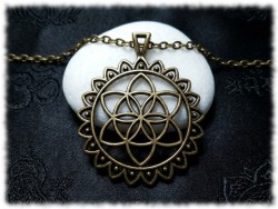 Pendentif bronze grande graine de vie avec pétales de lotus monté sur sautoir chaîne, bijou bohème ethnique chic pour femme