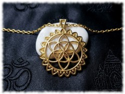 Pendentif doré grande graine de vie avec pétales de lotus monté sur sautoir chaîne, bijou bohème ethnique chic pour femme