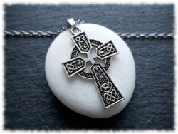 Pendentif Croix celtique avec nœuds en métal argenté sur collier grosse chaîne, bijou celte pour homme